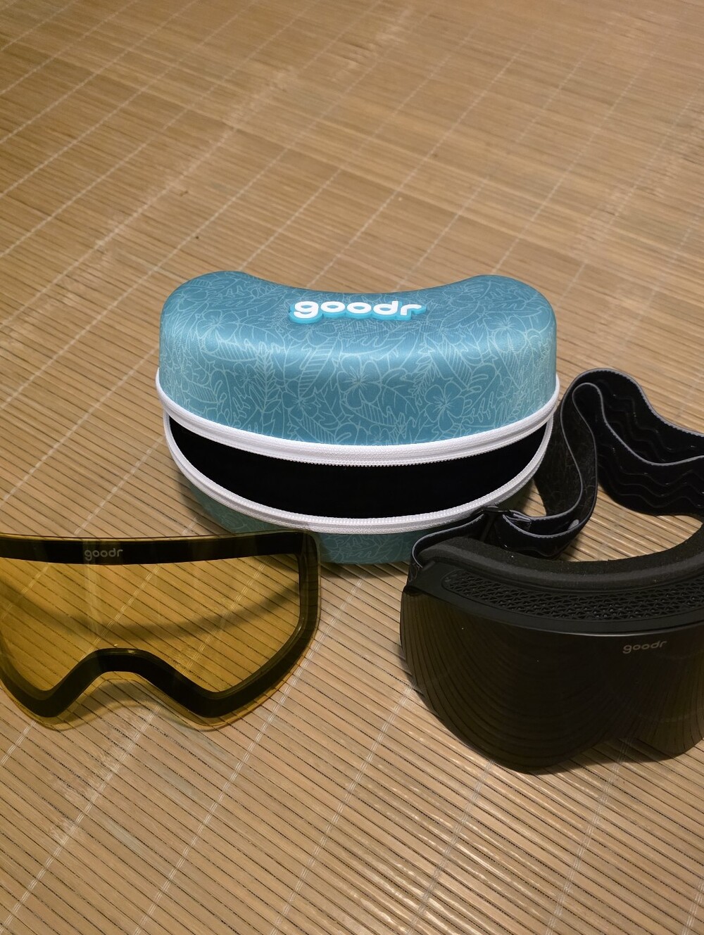 Goodr Apres All Day Snow Goggles With Yellow And Black Magnetic Lenses
